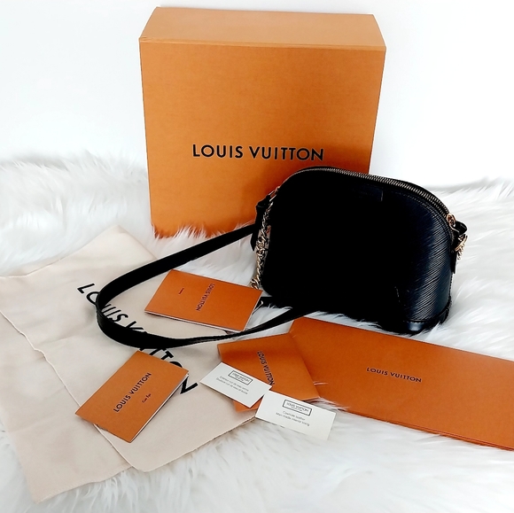 Louis Vuitton Handbags - Louis Vuitton 100% Athentic code SN5108